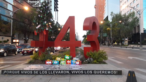 Familiares de los 43 de Ayotzinapa, mandan mensaje desde el antimonumento +43