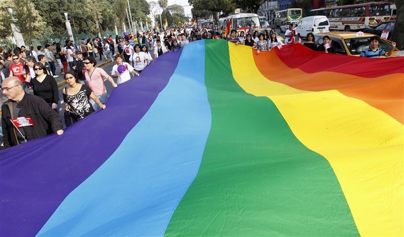 Confrontan a grupos gay frente a la SCJN