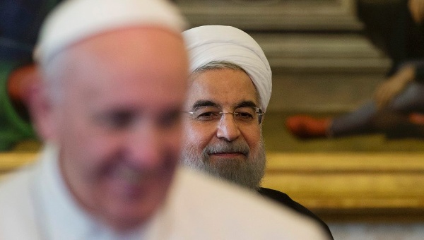 El papa Francisco recibe al presidente de Irán en el Vaticano