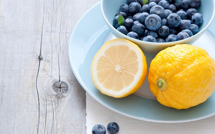Estudio comprobó que comer más berries y cítricos ayuda contra la impotencia