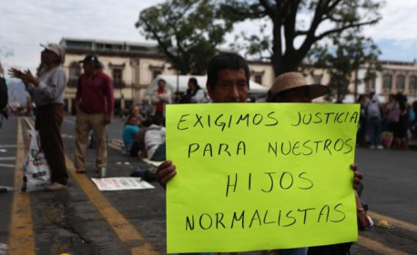 Exigen liberación de normalistas michoacanos