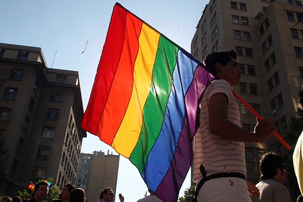 Movilh exige a Minsal respaldar idea de igualar edad de consentimiento sexual entre homosexuales y heterosexuales