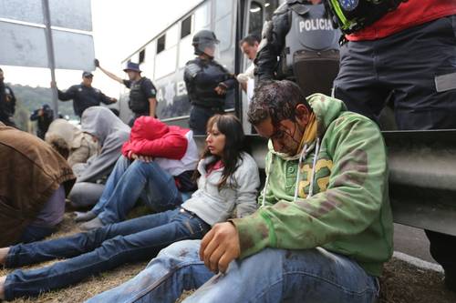 Trasladan a 30 normalistas detenidos a Morelia