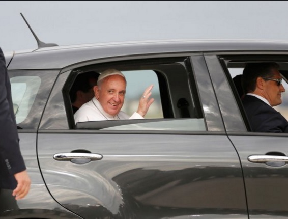 ¡Insólito! Subastaron en 82 mil dólares un auto que usó el Papa