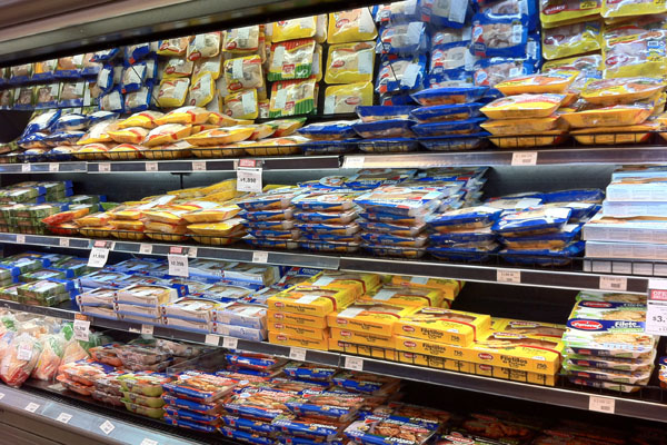 Otra vez la colusión en los pollos: las tres grandes cadenas de supermercados son denunciadas por la Fiscalía