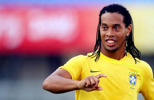 VIDEO: Ronaldinho se salva de ser aplastado por un semáforo
