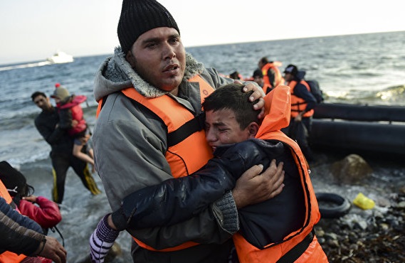 Guardia costera griega lanza operación de rescate de barco con 110 refugiados