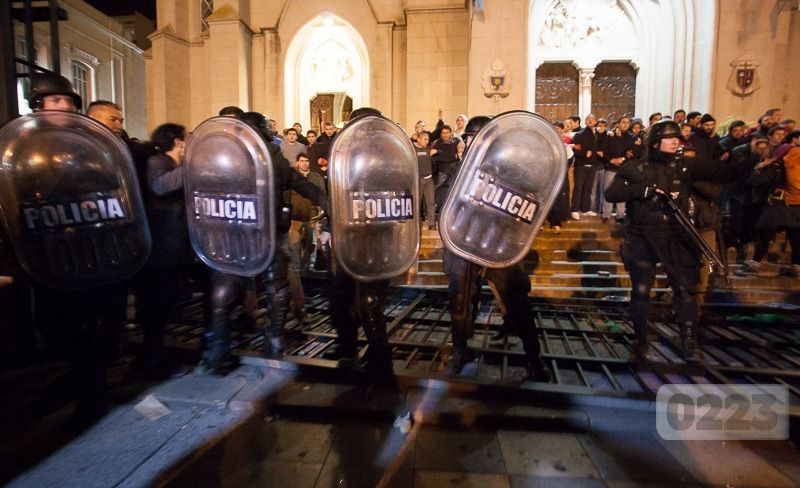 Conflicto laboral en La Plata: primero la represión, después la revisión de «casos puntuales»
