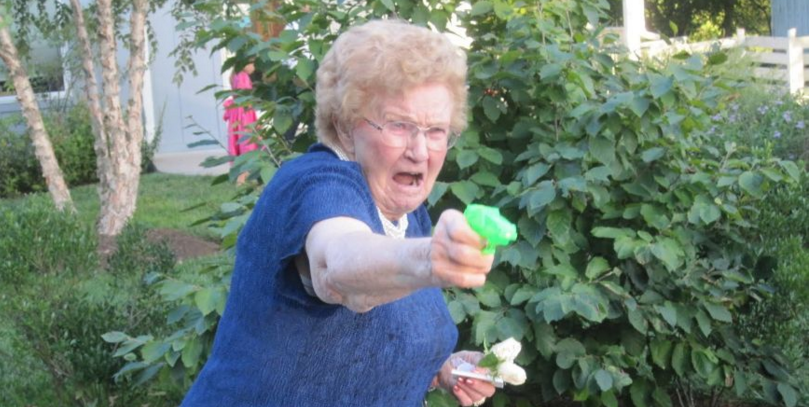 Abuela dispara con una pistola de agua y los usuarios de internet la Photoshopean de forma ÉPICA