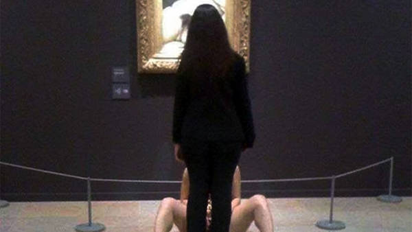 Mujer muestra su vagina en un museo de París. ¿Crees que es arte?