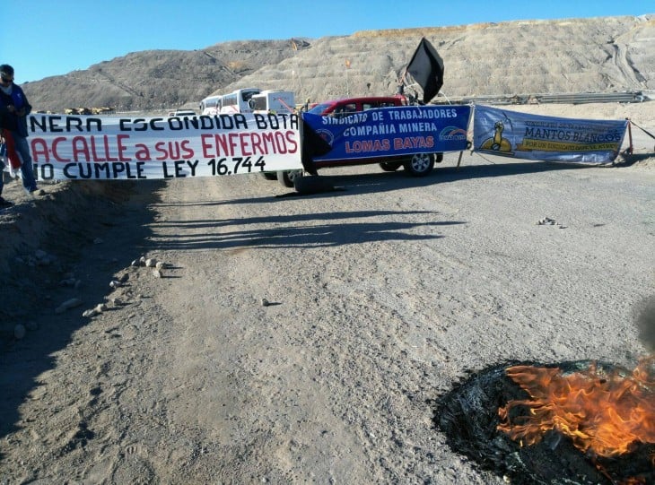 Trabajadores se movilizan y cortan acceso a minera Lomas Bayas en Antofagasta