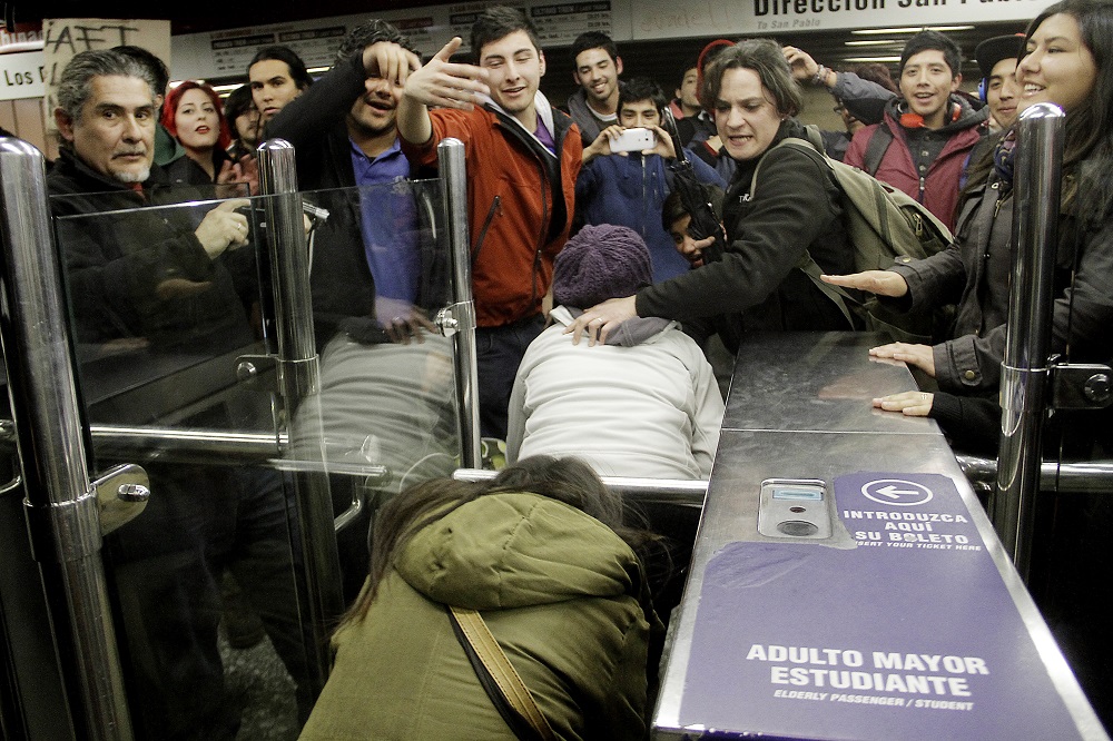 #EvasiónMasiva: La creciente protesta de los secundarios ante abusos del servicio de Metro