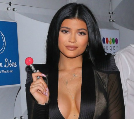 Este es el significado del nuevo tatuaje rojo de Kylie Jenner