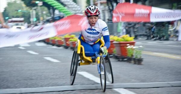 Le niegan apoyo y gana maratón en la categoría de silla de ruedas