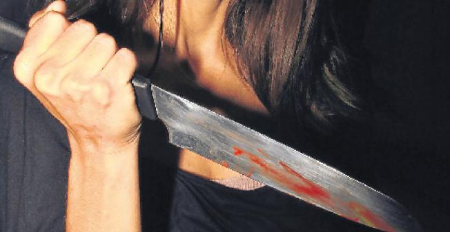 Mujer le enterró un cuchillo en la cabeza a marido infiel