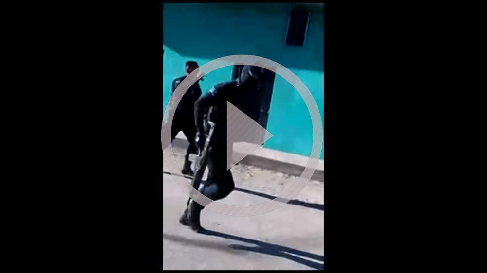 Policías salen huyendo al percibir la llegada de sicarios (Video)