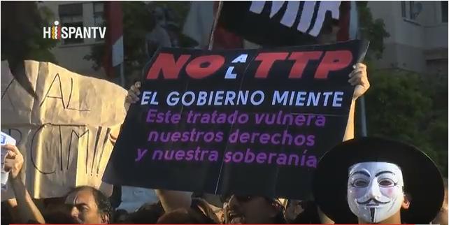 [VIDEO] Multitud se manifestó frente a La Moneda contra aprobación del #TPP