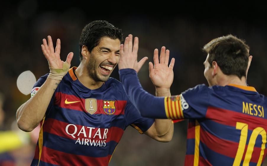 VIDEO: El insólito penal de Messi y Suárez en goleada de Barcelona