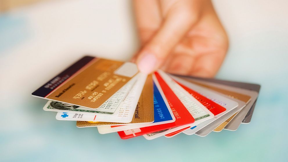 ¿No más universitarios con tarjetas?: Proyecto regularía acceso al crédito a personas sin ingresos para endeudarse