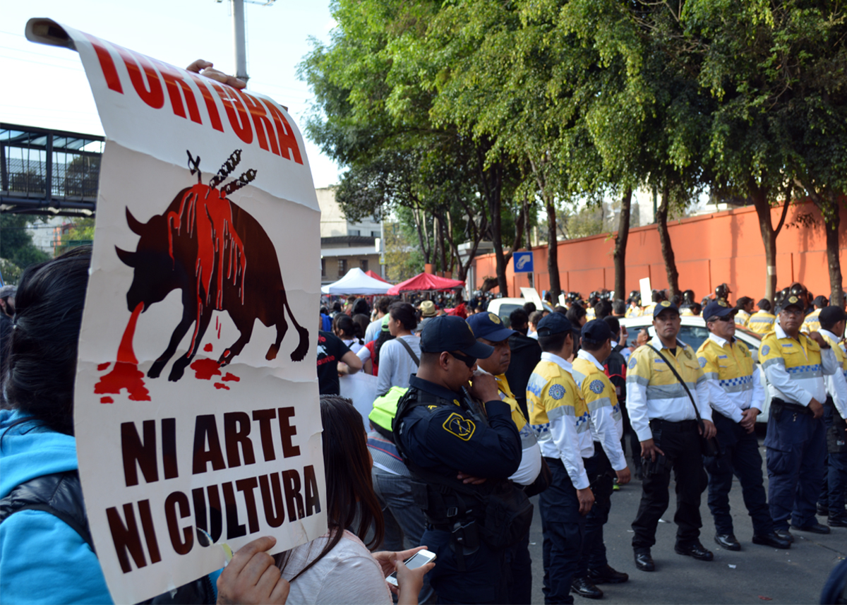 Se manifiestan contra corrida de toros en los  70 años de la Plaza de Toros México