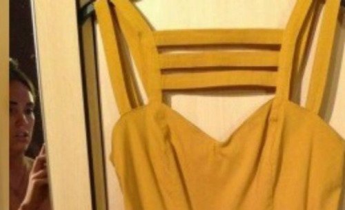 Sube una foto de un vestido a eBay para venderlo sin darse cuenta de que sale ella desnuda