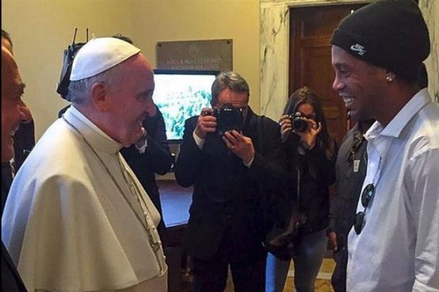 Papa Francisco pone en aprietos a Ronaldinho