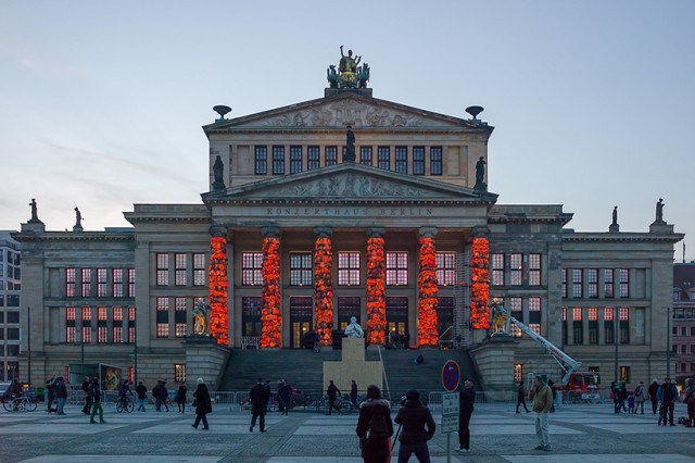 Ai Weiwei envuelve el Konzerthaus con salvavidas de refugiados sirios