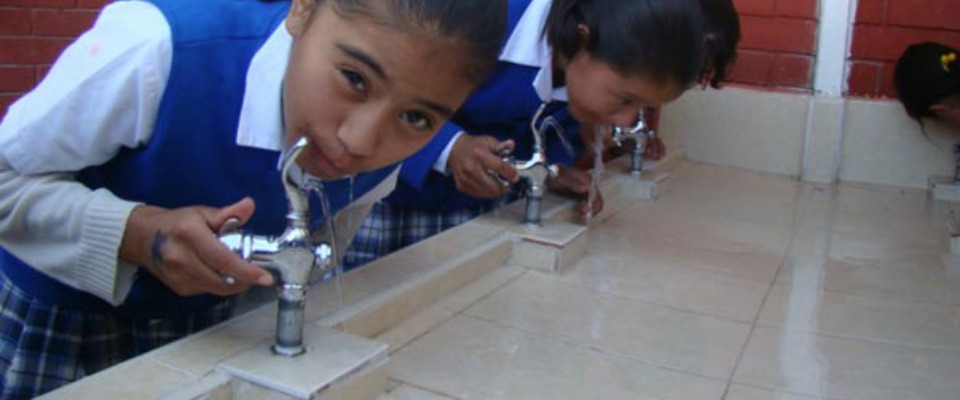 Gobernador del Edomex anuncia ‘agua bendita’ en escuelas