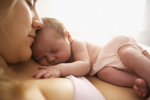 Un «baño» de bacterias vaginales aumenta las defensas de bebés nacidos por cesárea