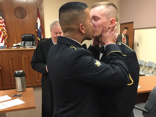 Imperdible: fotografía de pareja de militares homosexuales recién casados se vuelve viral