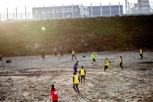El fútbol: Un fugaz rincón de esperanza para los niños refugiados de Calais
