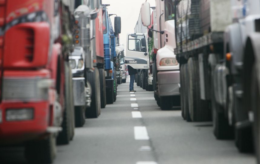 Gremios de camioneros comienzan movilización hacia Santiago