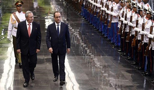 Raúl Castro inicia visita oficial a Francia y se reúne con François Hollande