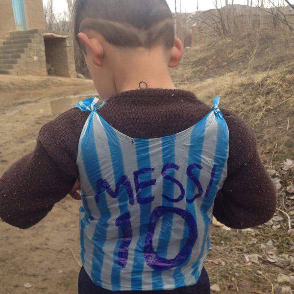Niño que conmovió al mundo por camiseta de plástico de Messi está cerca de conocerlo