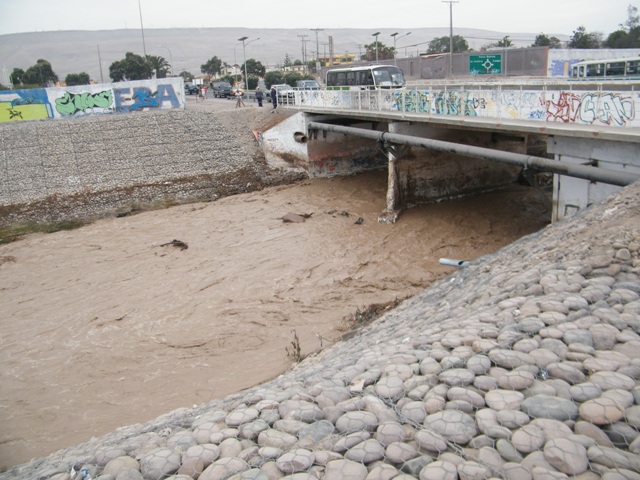 Río San José se desborda y genera corte de agua potable en Arica