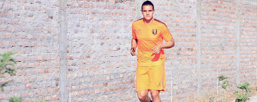 Jugador mexicano obligado a entrenar en la calle en Perú