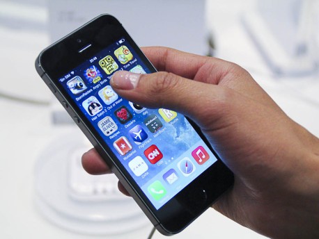 ¿Te duermes con el celular al lado de la cama? ¡tienes que dejar de hacerlo!