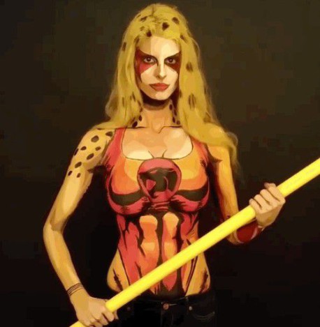 Esta mujer  pinta su cuerpo desnudo como superhéroe y este es el resultado