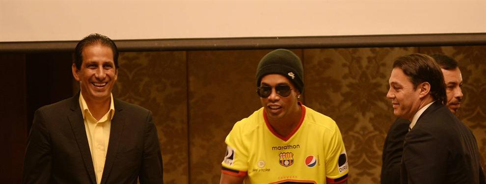 El insólito autógrafo de Ronaldinho en el fútbol ecuatoriano