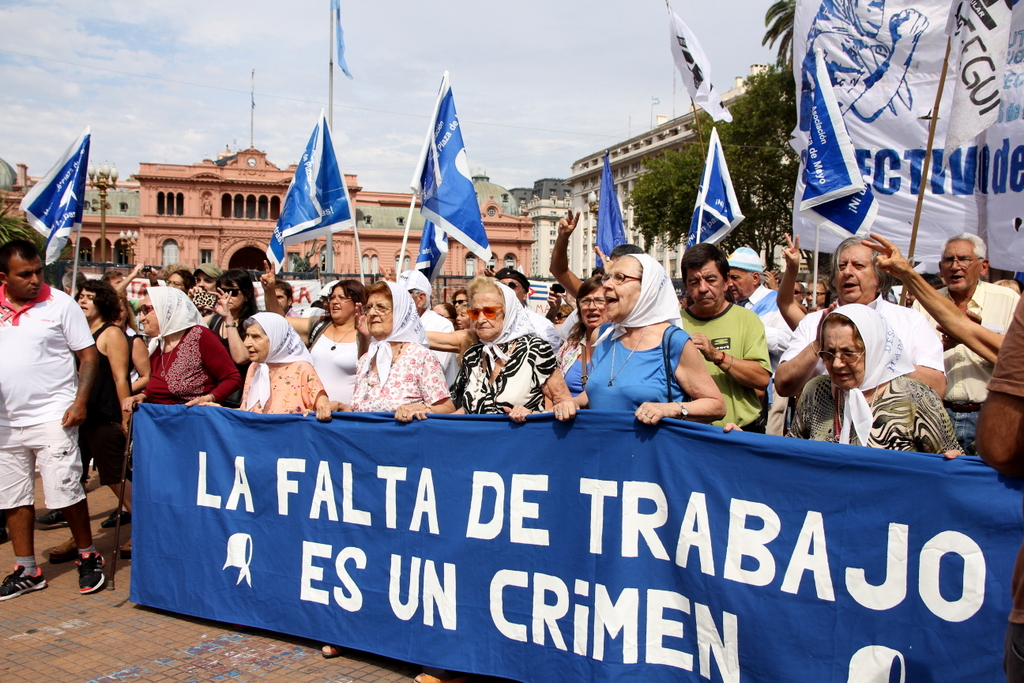 Insólito: la policía intentó impedir el acceso de Madres de Plaza de Mayo para realizar su histórica ronda