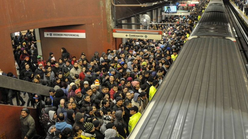 Nos siguen pegando abajo: Desde el lunes 15 el pasaje de Metro costará $740 en horario punta