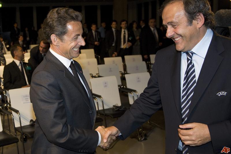 Joseph Blatter acusó a Nicolas Sarkozy de obligar a Michel Platini a votar por Qatar