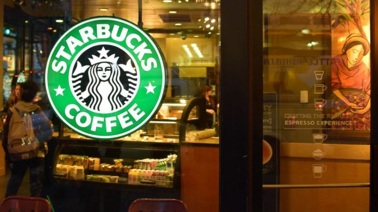Mujer con dislexia ganó un juicio a Starbucks por discriminación que casi la llevó a cometer suicidio