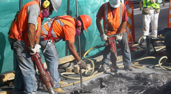 Chilenos se la pasan en el trabajo: 2097 horas por año