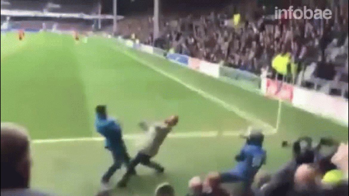 VIDEO: Hoolingans se trenzan a golpes en plena cancha en la Premier League