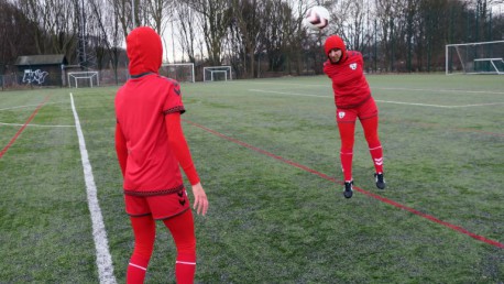 Selección afgana de fútbol estrena «velo»