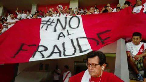 Hinchas peruanos protestaron en pleno partido contra candidatura de Keiko Fujimori