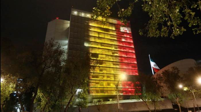 Monumentos de la CDMX son iluminados con los colores de Bélgica