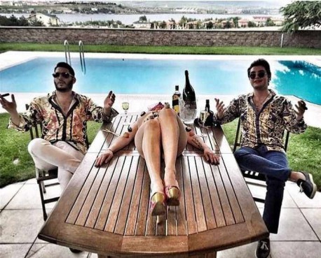 Helicópteros, Ferraris y lujos: la vida que los jóvenes ricos de Turquía exhiben en Instagram