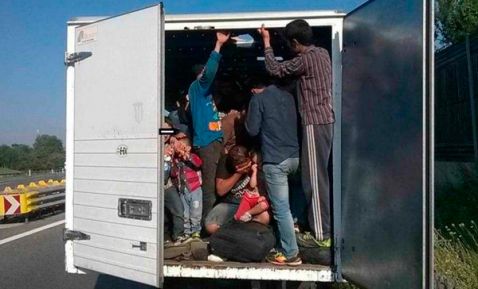 Encuentran a 95 migrantes en remolque en Estado de México